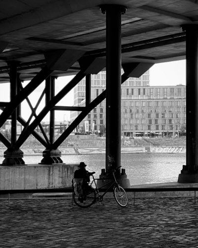 Waiting until the rain ist over.