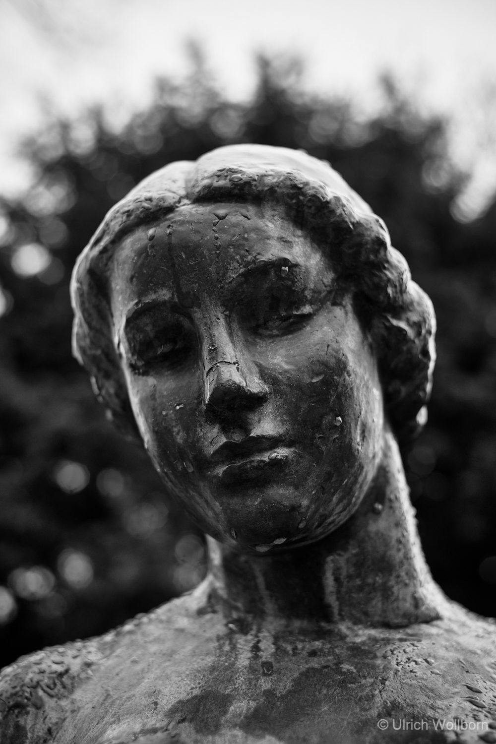 Close-up black and white photo of the bronze sculpture "Harmonie" by Aristide Maillol, created around 1940. The statue, donated by Hugo Henkel and dedicated in memory of Heinrich Heine, stands in the Hofgarten at Napoleonsberg in Düsseldorf, showing a serene female figure with a calm expression.