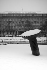 Black and white photo of a snow-covered sculpture by Günther Uecker in a winter landscape in front of the Steigenberger Parkhotel in Düsseldorf.